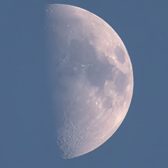 夕暮れの半月