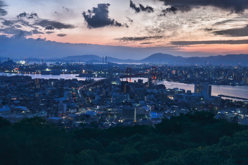 夜明けの若戸大橋