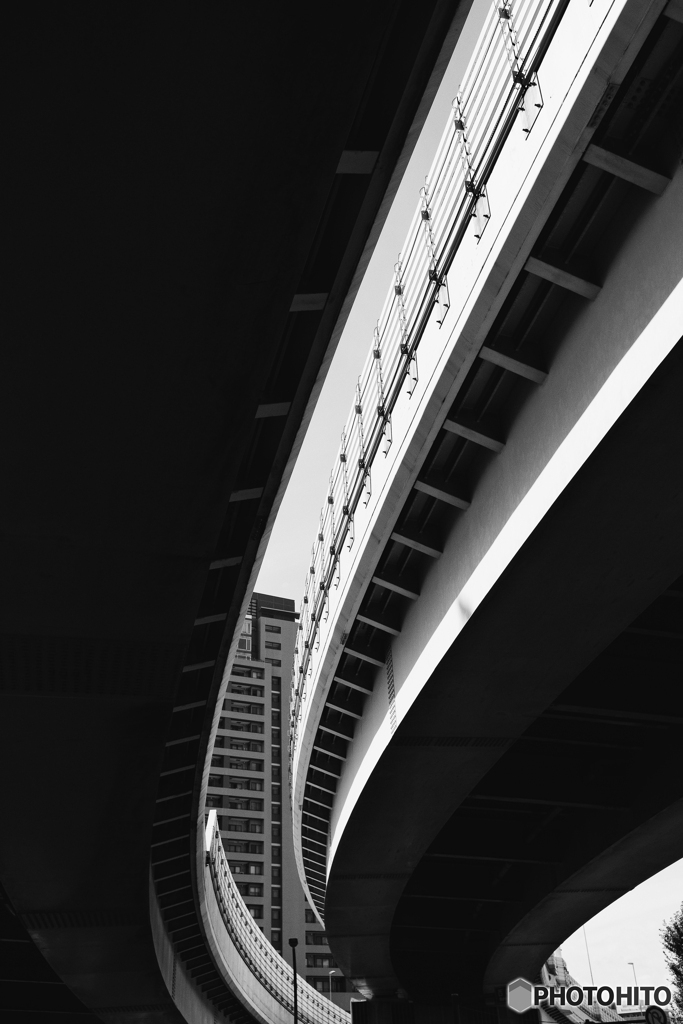 見上げた狭い空