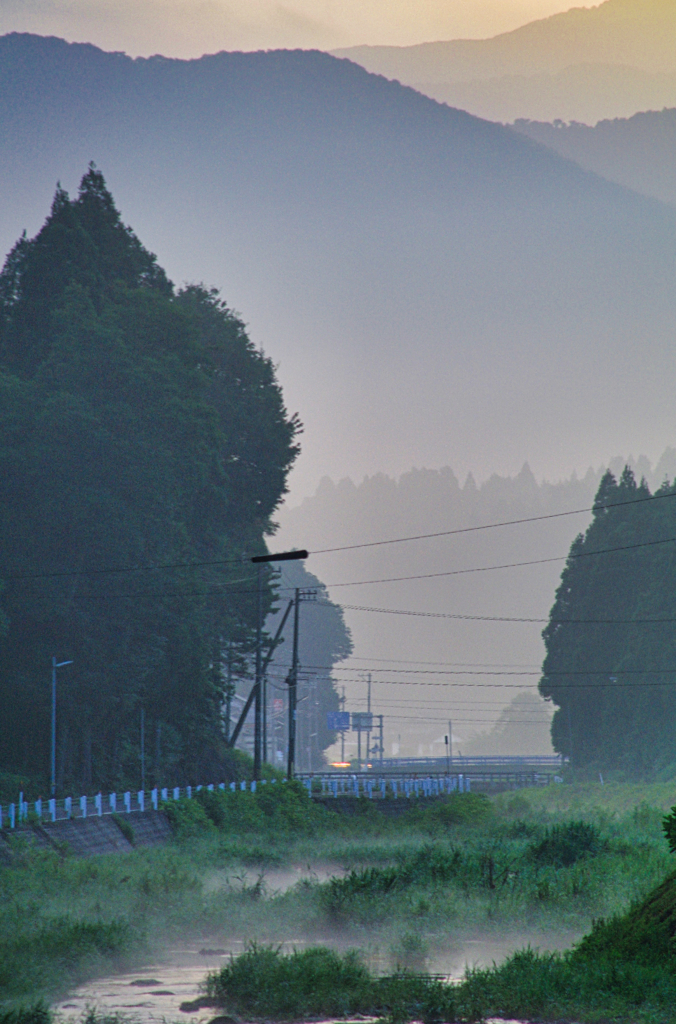 早朝の山間