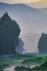 早朝の山間