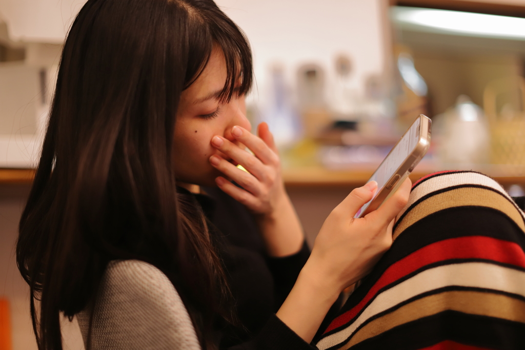 スマホをいじる女性