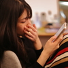 スマホをいじる女性