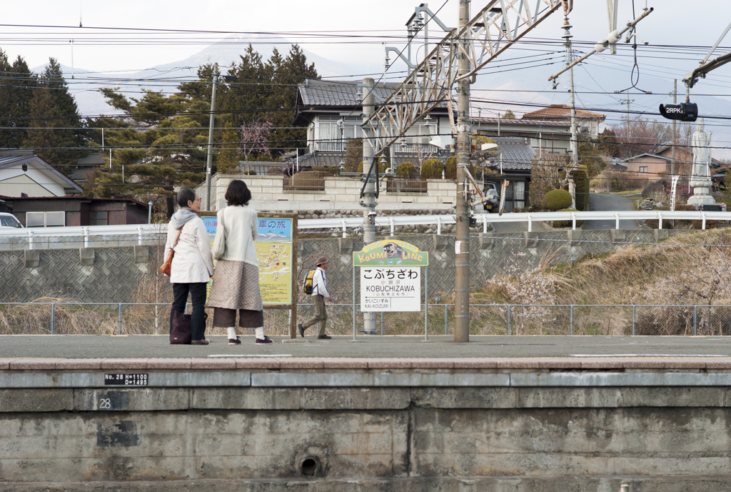 以前の駅ホーム（11年前の小淵沢駅前）