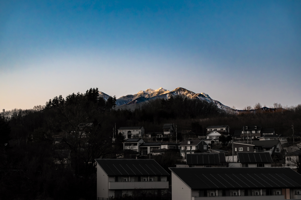 家並の向こうの八ヶ岳