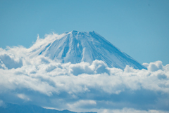 雲を下にみる富士山