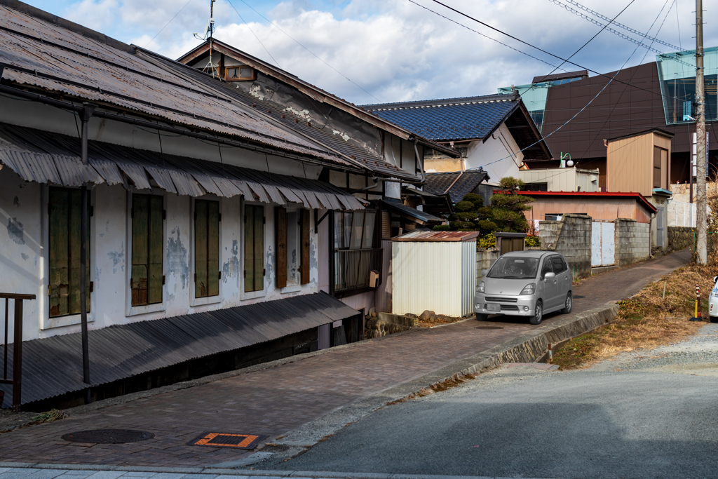 細い路地を走る