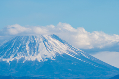 頭を隠す富士山