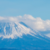 頭を隠す富士山