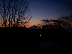 窓から見える朝の富士山