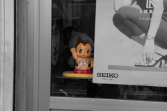 ガラス戸の中のAtom