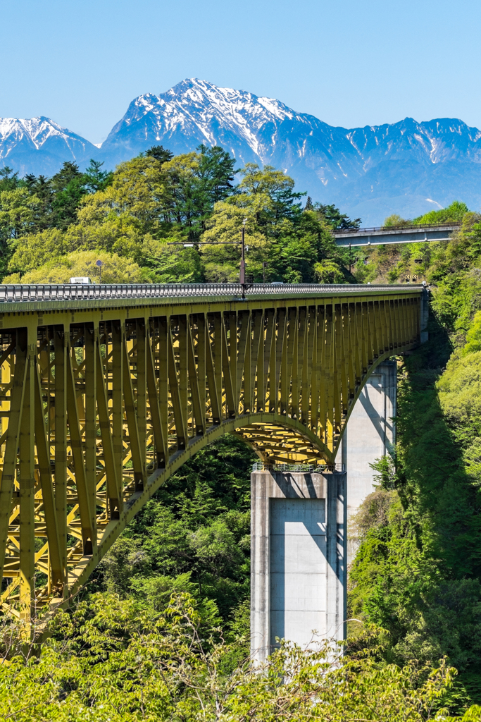 高原大橋の向こうに南アルプス