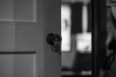 木製ドアのアンティークガラスノブ