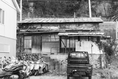 家屋と軽トラ（7年前の韮崎）