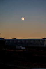 ハウスの上の月