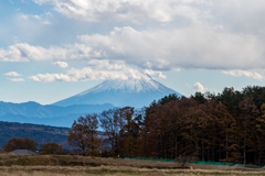 雲がかかる富士山