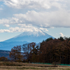 雲がかかる富士山