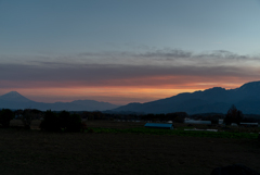 夕陽の中の富士山