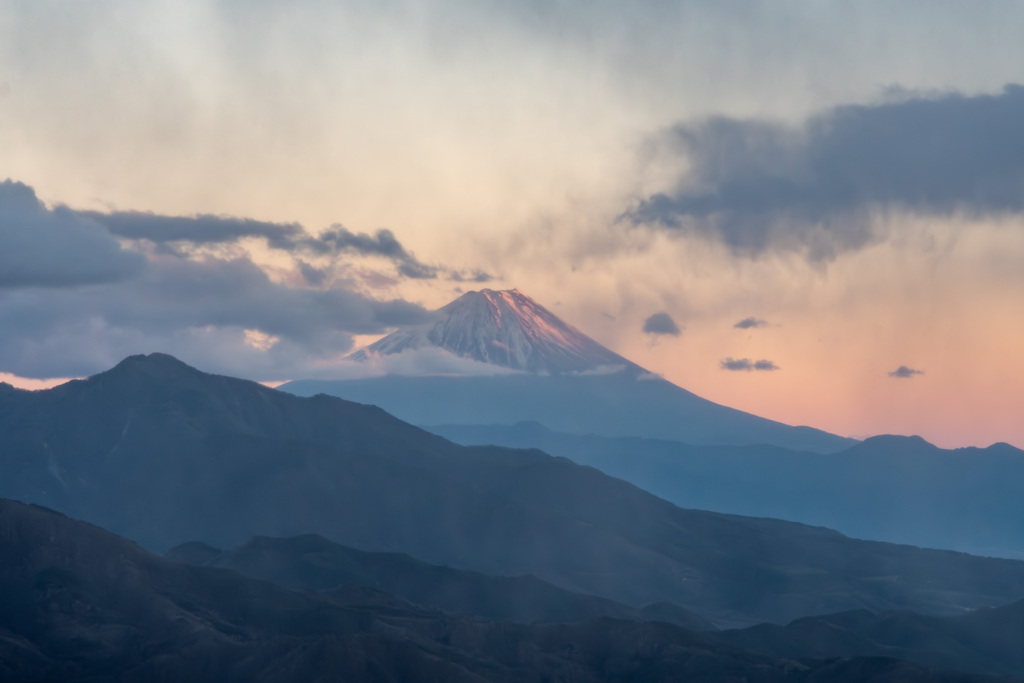 雲に覆われてゆく富士山