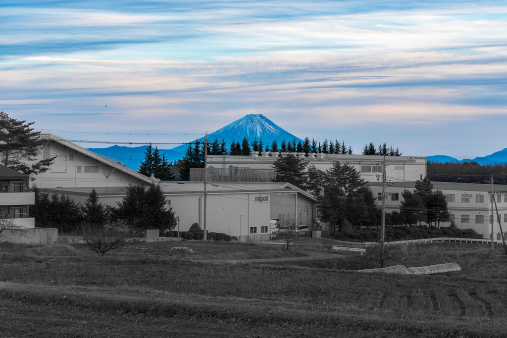 工場の向こうの富士山