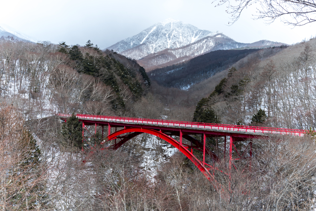 冬の赤い橋（清里）