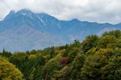 紅葉の向こうの南アルプス