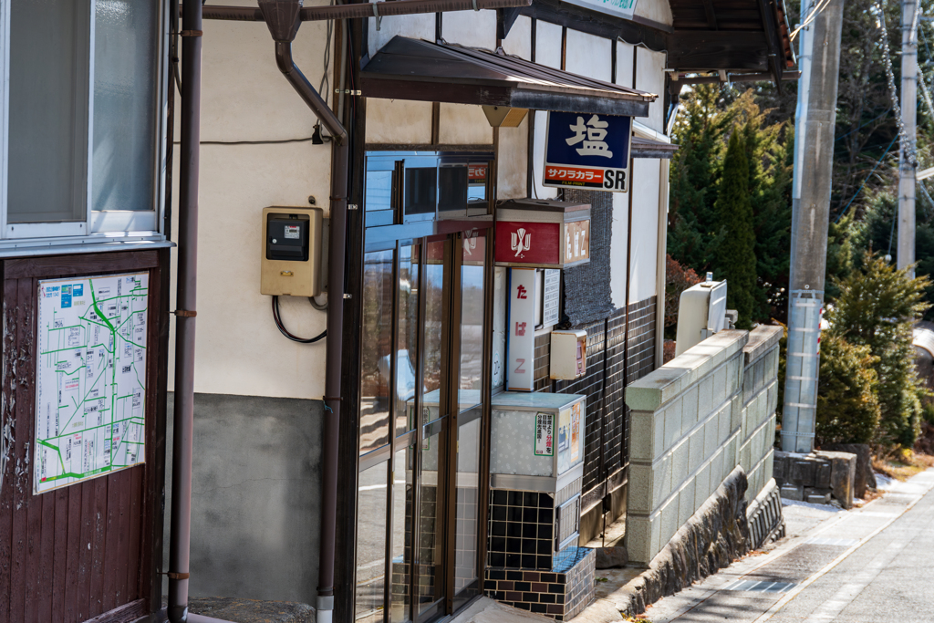 下る（甲斐大泉駅前通り）