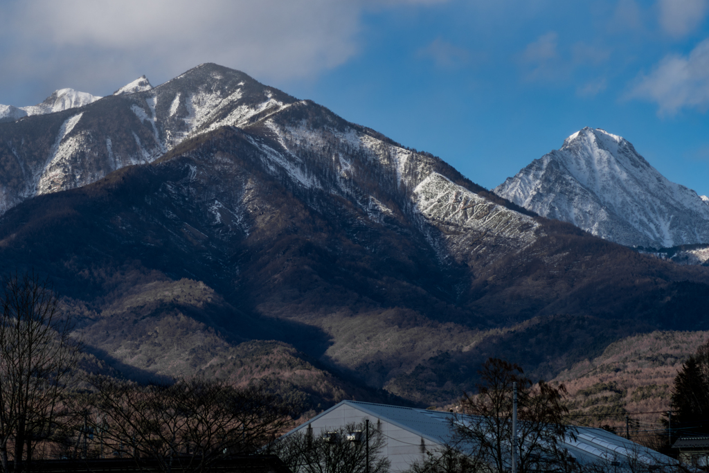 中学校の向こうに見える八ヶ岳