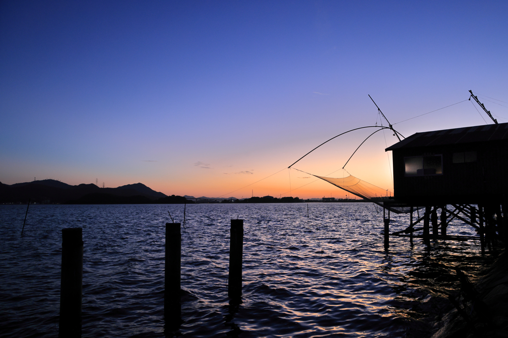 四つ手網の夕景
