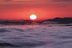 雲海に昇る太陽