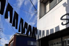 空に舞うジーンズ