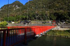 赤い橋のある風景
