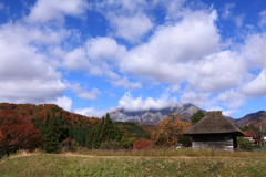 大山と藁小屋