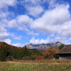 大山と藁小屋