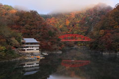 赤い橋のある湖