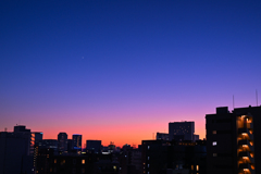 都会の夕暮れ