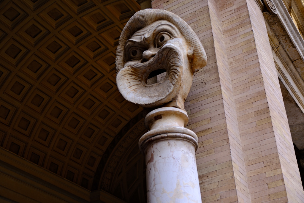 笑っているのか怒っているのか