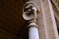 笑っているのか怒っているのか