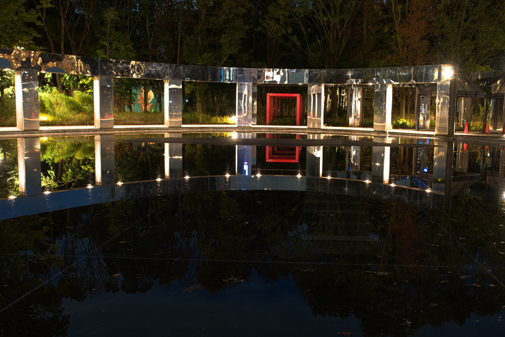 赤い枠、無限の夜