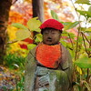 赤いモミジとお地蔵さんの赤い頭巾やよだれかけ