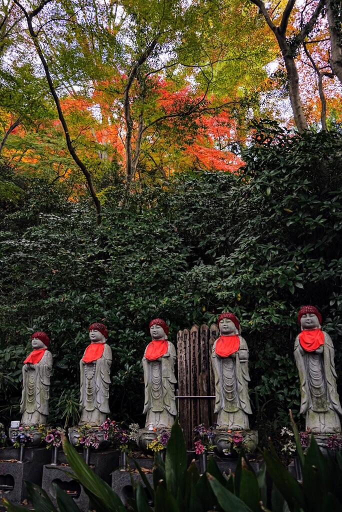 お地蔵様たちと紅葉