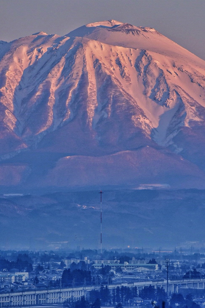 朝陽を浴びる岩手山
