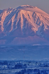 朝陽を浴びる岩手山