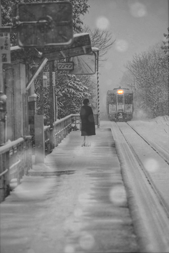 雪降る無人駅