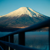 湖畔から眺める富士山