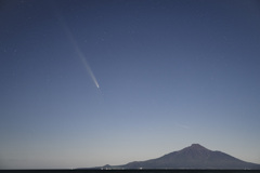 アトラス彗星と利尻富士