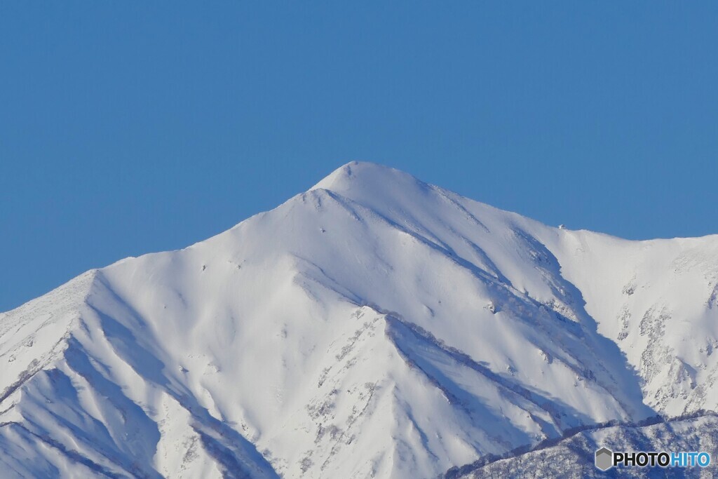 白衣纏う大朝日岳