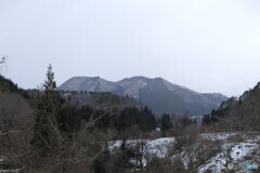 雪を纏い始めた山々