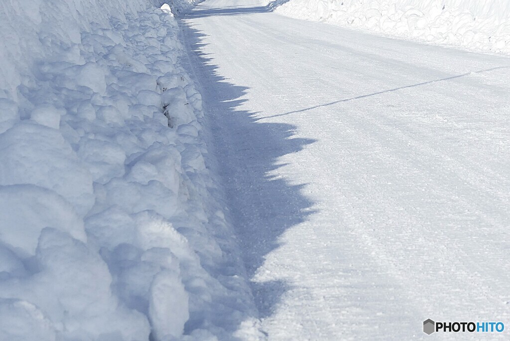 続く雪影