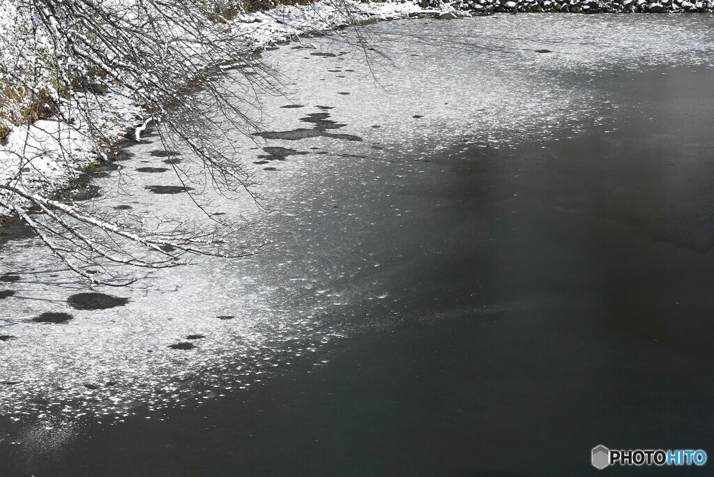水面の薄化粧